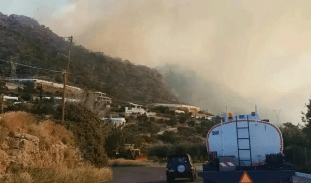 Μεγάλη φωτιά στο Λασίθι – Οι φλόγες έχουν μπει σε αυλές – Βίντεο