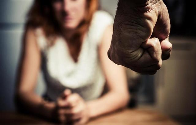 Περιστατικά ενδοοικογενειακής βίας: 319 συλλήψεις σε μια εβδομάδα – Σε 70 γυναίκες χορηγήθηκε Panic Button