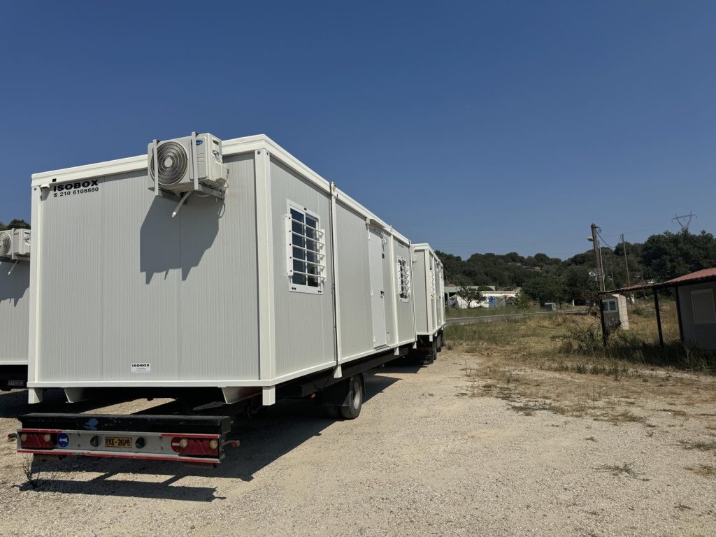 Δήμος Ερυμάνθου: Παράδοση κοντέινερ στους σεισμόπληκτους