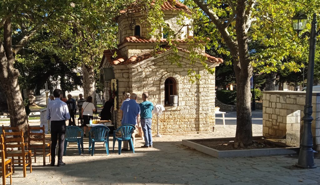 ΚΑΛΑΒΡΥΤΑ: Με λαμπρότητα εορτάστηκε σήμερα 7 Ιουλίου 2024, η εορτή της Αγίας Κυριακής στο γραφικό εκκλησάκι της κεντρικής Πλατείας Καλαβρύτων.