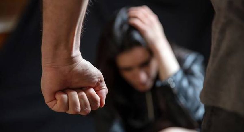 Επιτέθηκε με γροθιές στην πρώην σύζυγό του μπροστά στα μάτια των παιδιών τους