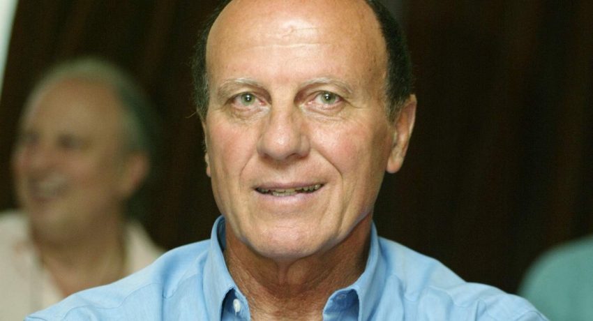 Μάχη για τη ζωή του δίνει ο «στρατηγός» Μίμη Δομάζος. Πώς οι γιατροί κατάφεραν να τον επαναφέρουν.