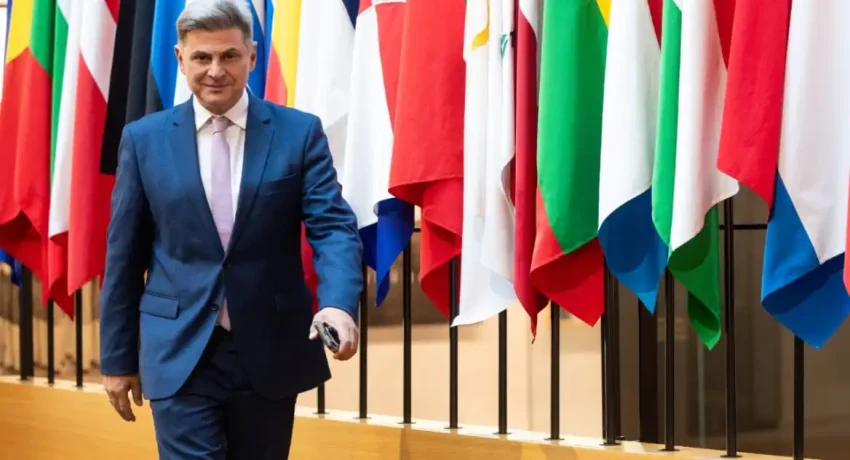 Φαραντούρης: «Λάθος ο αποκλεισμός της Ουκρανίας απ’ τις διαπραγματεύεις στην Αλάσκα»