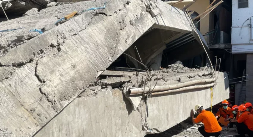 Ινδονησία: Μαθητές θαμμένοι στα ερείπια μετά την κατάρρευση σχολείου