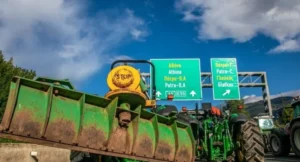 Αχαΐα: «Κατασκηνώνουν» όλη μέρα στη Περιμετρική οι αγρότες – Ανοίγει το μπλόκο της Πατρών – Πύργου