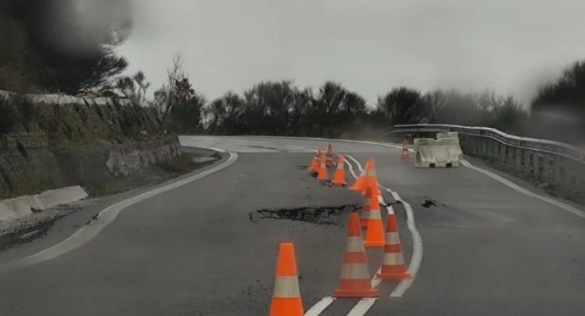 Διακοπή κυκλοφορίας οχημάτων στην εθνική οδό Τρίπολης – Πύργου, λόγω κατολίσθησης