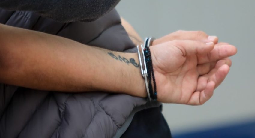 Αίγιο: Συλλήψεις για ναρκωτικά – Χειροπέδες και στη μητέρα ανήλικης για παραμέληση