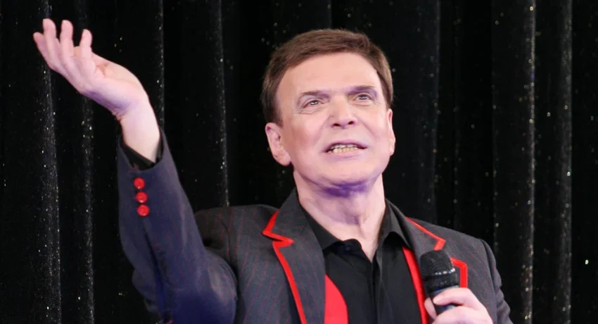 Πέθανε ο Γιώργος Μαρίνος – Ο θρύλος της ελληνικής σκηνής που άφησε εποχή