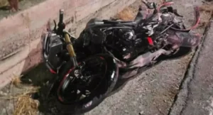 Πάτρα: Σύγκρουση μηχανών – Το ένα δίκυκλο εκτράπηκε και κατέληξε πάνω σε παρκαρισμένα αυτοκίνητα