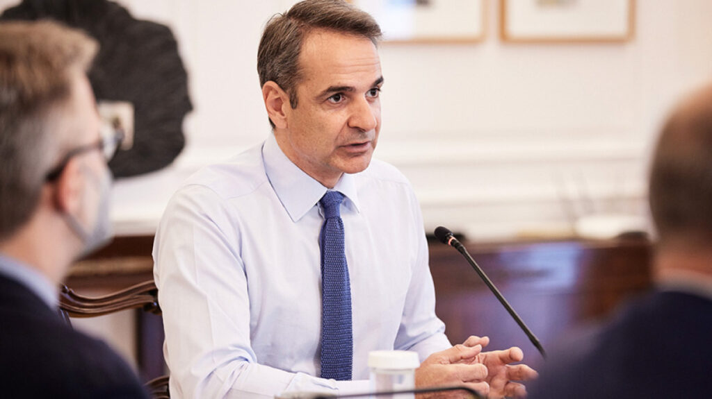 Σύσκεψη στο Μαξίμου για τη «συμφωνία κυρίων» με στόχο μειώσεις τιμών στα ράφια