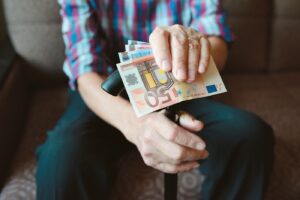 Συντάξεις: Ποιοι δικαιούνται το επίδομα των 300 ευρώ