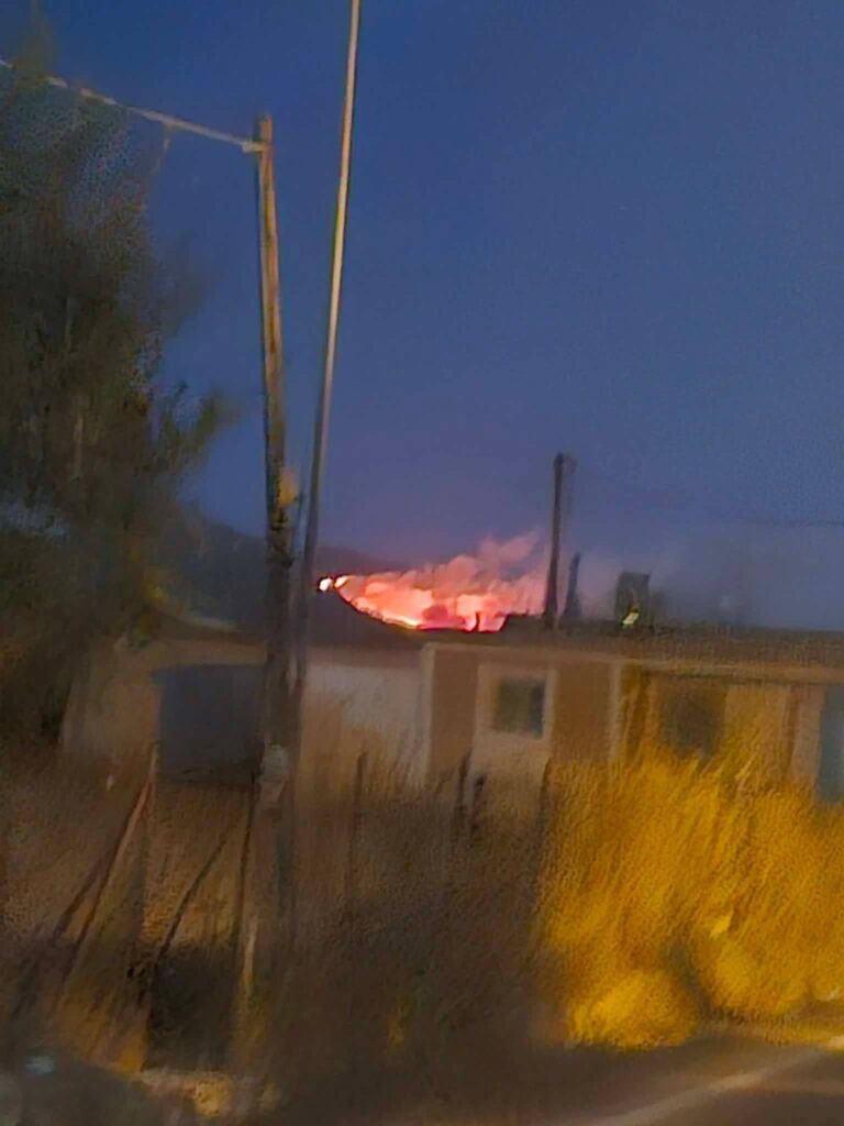 Μεγάλη φωτιά στου Φλόκα Αχαΐας – Μήνυμα 112 για εκκένωση προς Άρλα