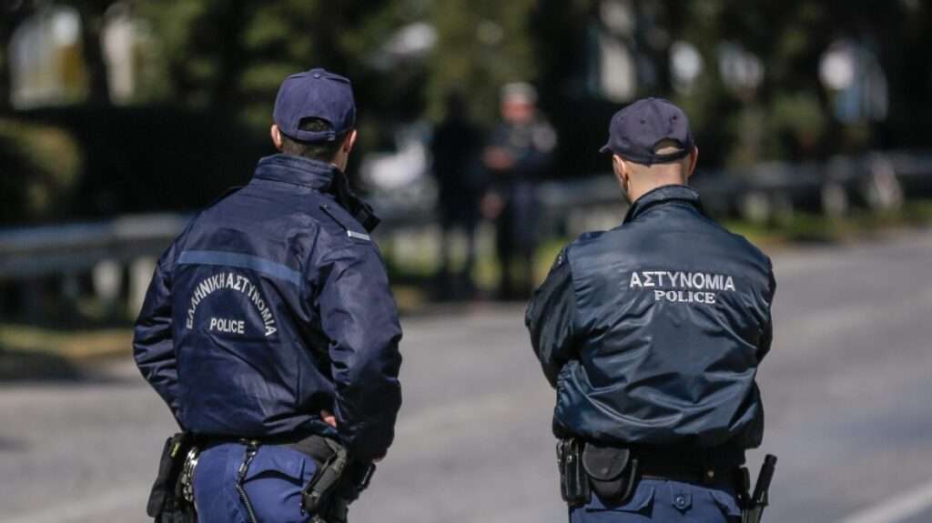 Έτσι αφαίρεσαν από ηλικιωμένο πάνω από 16.000 ευρώ και κοσμήματα – Συνελήφθησαν 3 μετά από καταδίωξη