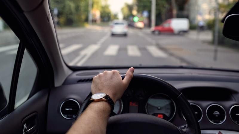 Πρόστιμο 350 ευρώ και αφαίρεση διπλώματος για το αξεσουάρ που φοράμε όλοι στο χέρι μας
