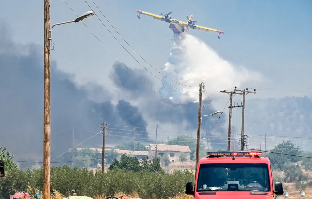 Φωτιά στη Σαλαμίνα: 2 νεκροί από την πυρκαγιά στα Περιστέρια – Κάηκαν σπίτια, κόσμος απομακρύνεται μέσω θαλάσσης