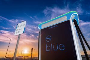 ΔΕΗ blue - Visa: Νέα καλοκαιρινή προσφορά με επιβράβευση έως 18€ τον μήνα για τη φόρτιση ηλεκτρικών οχημάτων