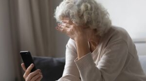 Απατεώνες «χτύπησαν» ηλικιωμένη-Της άρπαξαν 18.000 ευρώ και κοσμήματα με το κόλπο της Εφορίας