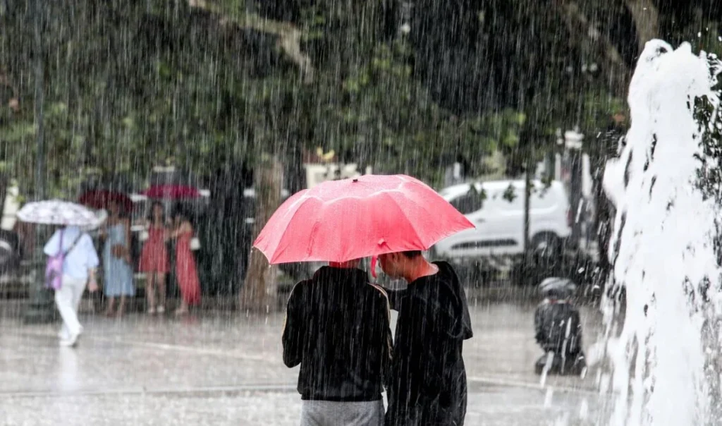 Τα “γυρίζει” ο καιρός – Πρώτα καλοκαίρι και μετά…ομπρέλα